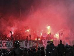 Турецкие фанаты устроили побоище на футбольном поле

